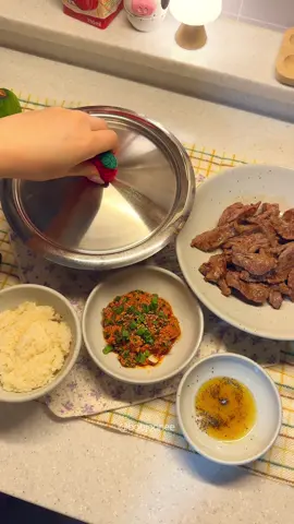 🍲저녁한상🍚 오랜만에 집밥이 땡기길래 전날 갈빗살 사놓고 오늘 저녁으로 야무지게 해먹기~ 또순이네된장찌개 끓이고~ 명란젓으로 명란찜도 만들고 고기까지 구워먹으니깐 하루 피로 싹~ 풀림😌.. 내가 만들어 먹는 집밥도 맛있는데 엄마가 해준 집밥이 더 맛있고 그리운 건 뭘까..? (저번 주에 먹음ㅎ) 말할 순 없지만 인간관계 때문에 스트레스 받는 중😡😡😡 스트레스가 너무 심하면 아무것도 하기 싫은데 참고 내 할일 했다;; #밥주니브런치 #fyp #food #tiktok #Foodie #tiktokfood #cooking #추천 #점심 #저녁 #간편요리 #감성 #집밥 #자취요리 #koreanfood #된장찌개 #cozy #cozyathome