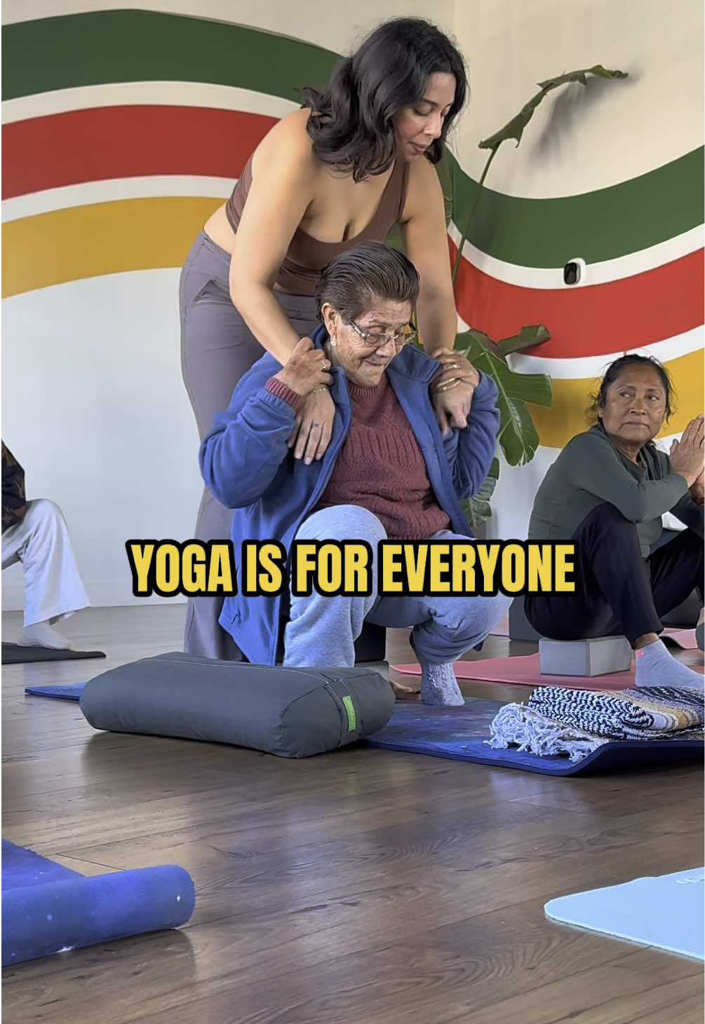 Yoga is for everyone.  @thewalkgoodyard hosts a donation-based yoga class taught in Spanish on Saturdays at 9am. The class is open to all ages and is beginner friendly 🌱 Mid-City, 4019 W Pico Blvd. rsvp link in bio #womensupportingwomen #womenempowerment #womenempoweringwomen #spanish #latina #spanishyoga #yoga #yogainspiration #MentalHealth