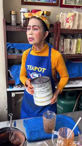 ป้านิด กาแฟโบราณ ร้านป้าปากแดง อยู่ถนนมหรรณพ แถวศาลเจ้าพ่อเสือ เสาชิงช้า#ป้าปากแดง #เฮียพี 