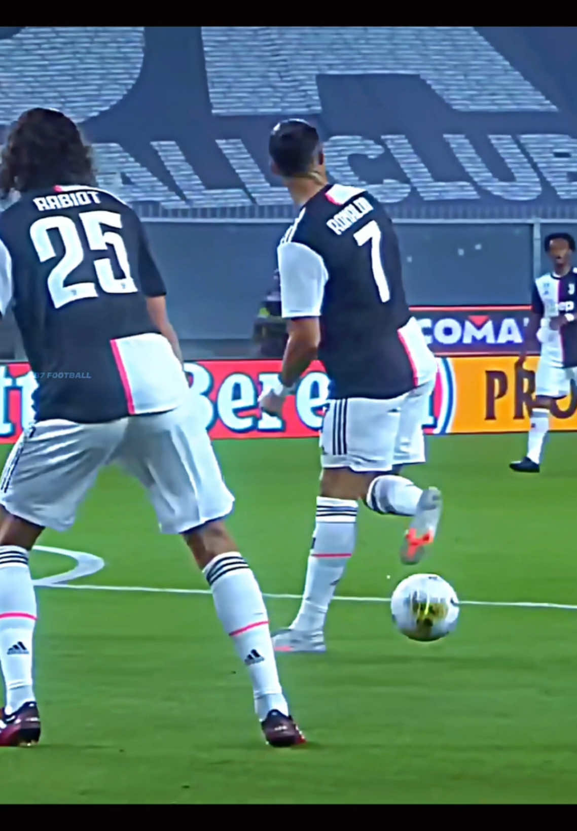 Ronaldo's passing skills at Juventus 🤯😱#ronaldo #cr7cristianoronaldo #thegoat #skills #passing #juventus #videoviral #fyp 