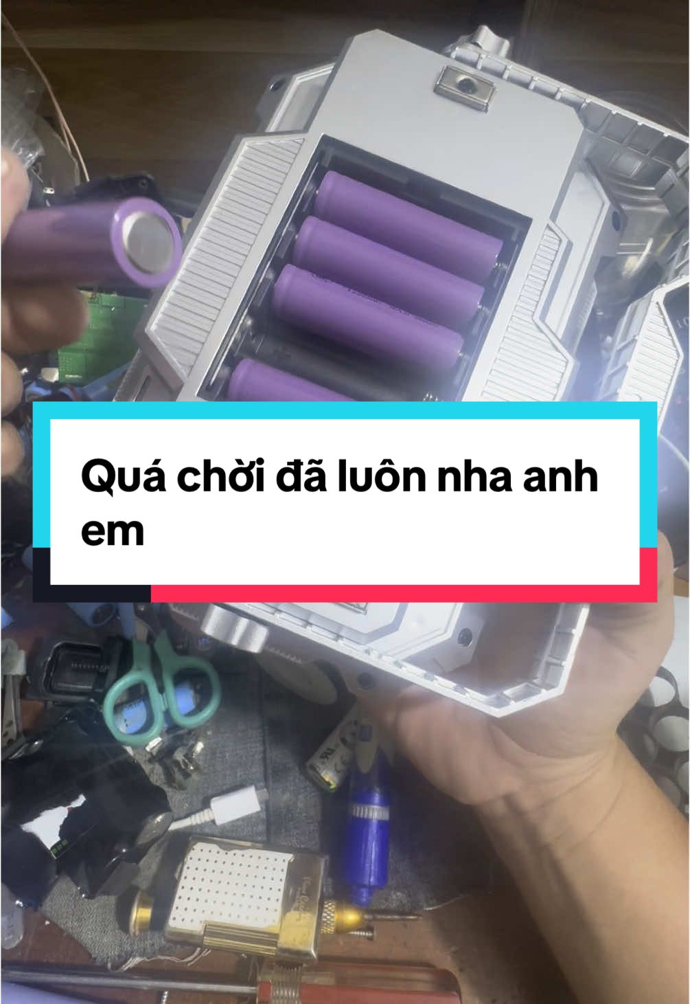 Đèn led siu sáng anh em ơi #vietnam#viralvideo #epkinhdienthoai   #GamingOnTikTok #tachmanhinh #thaomangj7pro #iphone4s #xuhuongtiktok #iphone #dangcap #samsunggalaxy #xuhuong #iphone6 #iphone5 #macbook #zippo #dublong #vechai #nhattao #trunggv #xuhuong2024 #trend #trungvechai #trungvechaigovap 
