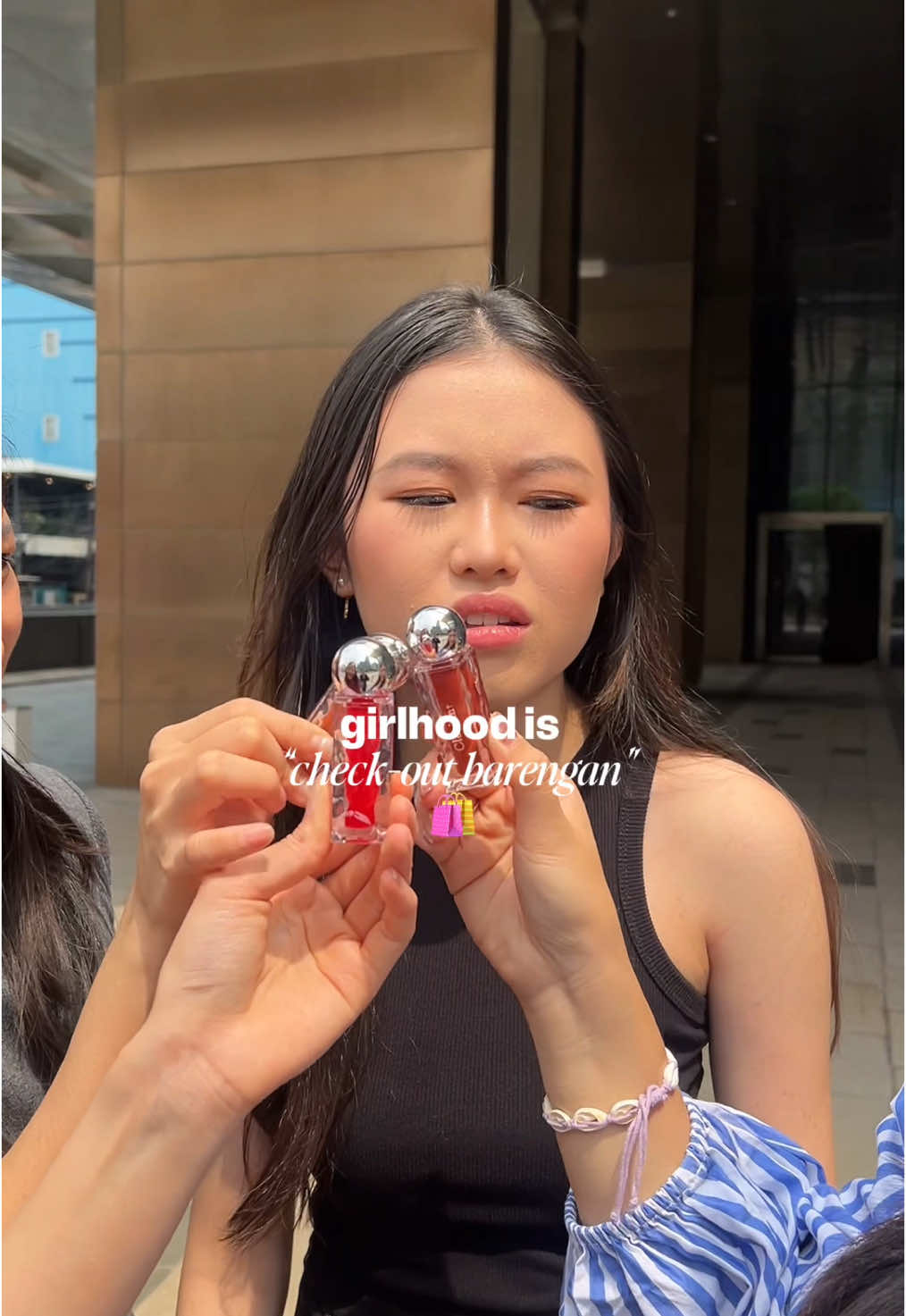 suka banget dia mah masalah “ketinggalan” ini 👁️👄👁️ produk: cleviant lip glass- love potion (bibir glossy & hydrating) #fyp #jakarta #cleviant #makeup #beauty #bibirgelap #douyin #liptint #lipen #fypシ゚ #fypシ #tutorial #lipgloss 