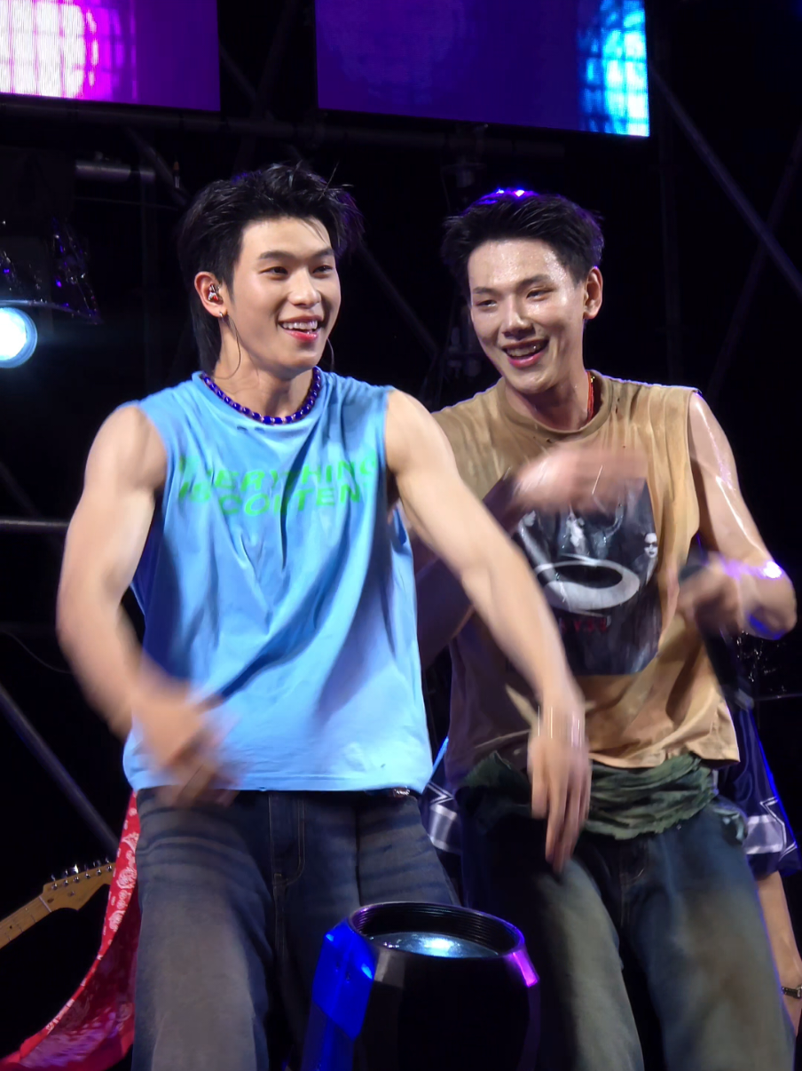 พี่นักร้องเขาพาแฟนขึ้นเวทีอีกแล้วค่ะทุกคนนน OUROAD at ZPELL #สงกรานต์สาดสาดกับต้าห์อู๋ออฟโรด #DaouOffroad #ต้าห์อู๋ออฟโรด 