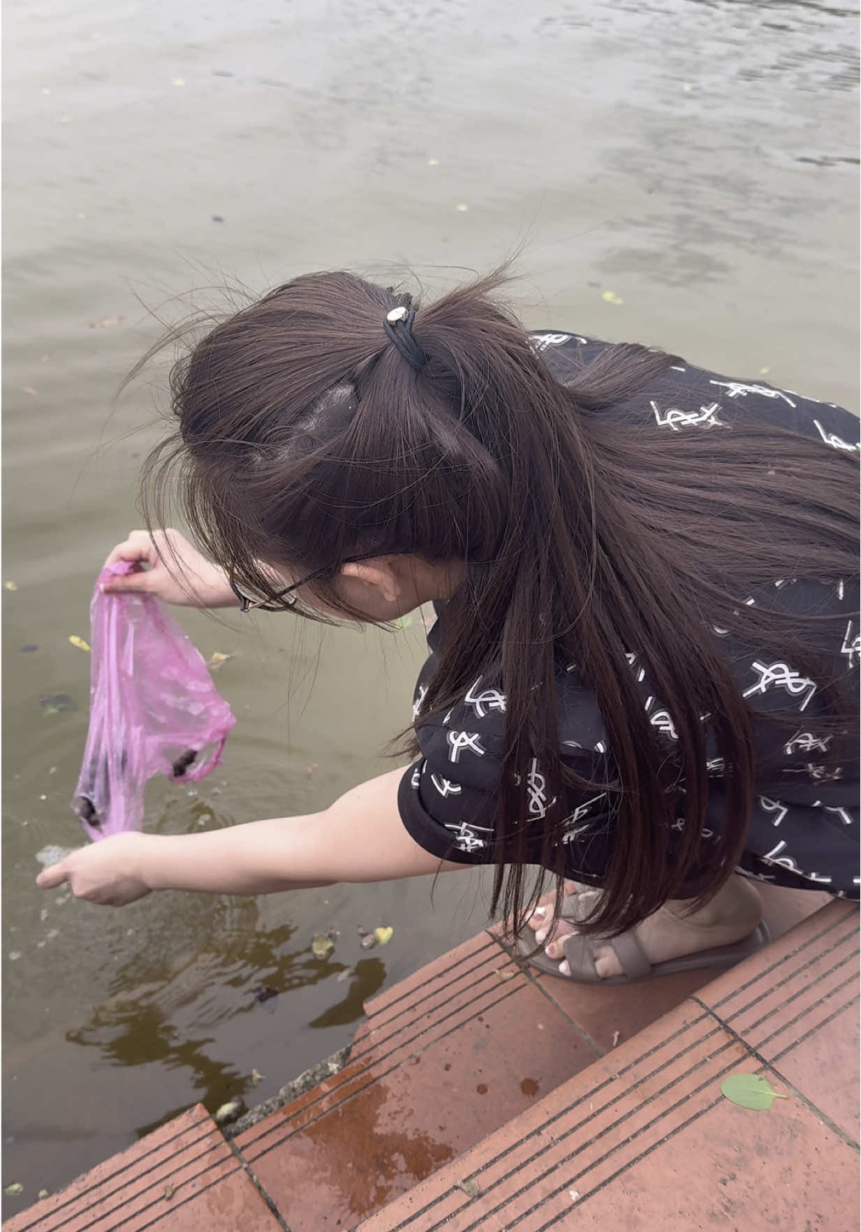 Hoan hỉ phóng sinh Ốc 15/03/2025 ÂL 🪷🪷 🪷 Con người muốn sống, con vật cũng muốn sống….. Cầu cho chung sanh vạn vật bình an, tai qua nạn khỏi. A DI ĐÀ PHẬT 🙏🙏🙏 #phongsanh  #xuhuongtiktok  #phongsinh #tiktok #phatphapnhiemmau #phatphap 