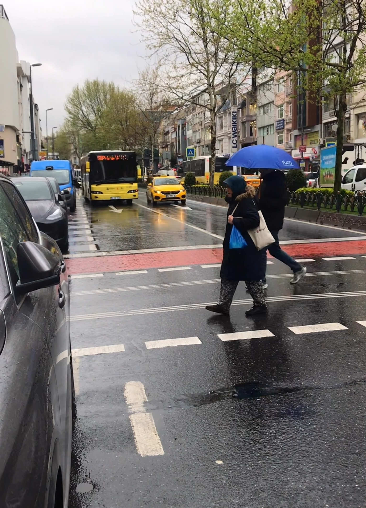 إيقاع الحياة اليومية البسيطة في حارات وشوارع اسطنبول  - مازال المطر والبرد القارس في شهر نيسان - اسطنبول - الفاتح #fatih #istanbul #turkey #antalya #tiktok  #explore #viral #fyp #foryou #foryoupage #تركيا #أنطاليا #اسطنبول #الفاتح #إكسبلور   @Sura @إيقاع الحياة في اسطنبول @إيقاع الحياة في اسطنبول 