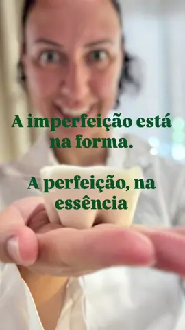 Imperfeições dos sabonetes artesanais x a perfeição de usá-los Cada rachadura, cada bolha, cada curva fora do padrão…   Os sabonetes artesanais carregam marcas da criação manual, da mistura feita com cuidado, da cura paciente.   São imperfeitos aos olhos, mas perfeitos no propósito. Enquanto os industriais exibem formas idênticas, os artesanais se destacam pela autenticidade.   E é justamente nessas imperfeições que mora a beleza:   são únicos, feitos com ingredientes naturais, com amor, consciência e respeito à pele e ao planeta. A imperfeição está na forma.   A perfeição, na essência.