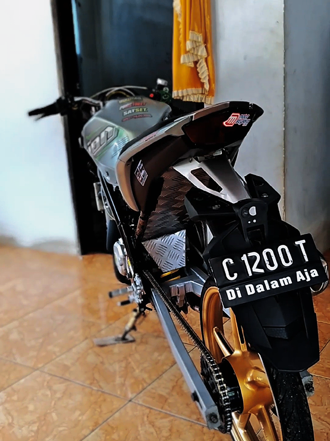 nanti kalo ekonomiku membaik bakal keluar lagi kok😢😢 #vixionganteng #malaysiastyle #longarmstyle #vixionlongarm #vixionsilverqueen #yamahavixion #vixionmadura #vixionviral #fyp #fyppppppppppppppppppppppp 
