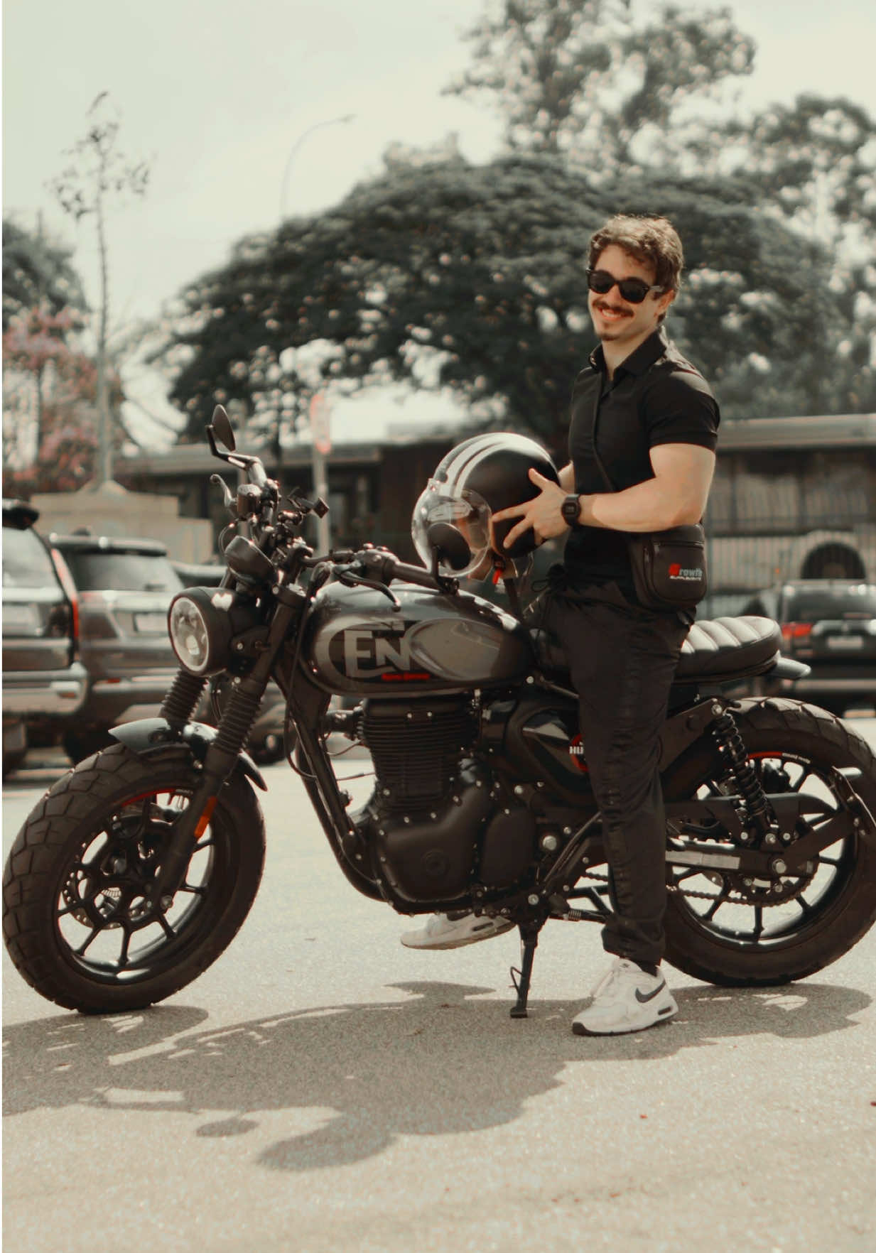 Apresento a vocês, “A Profana” 🏍️ Fala se eu não estou a cara do Maverick Lendário 😎 #moto #royalenfield #hunter350 #caferacer