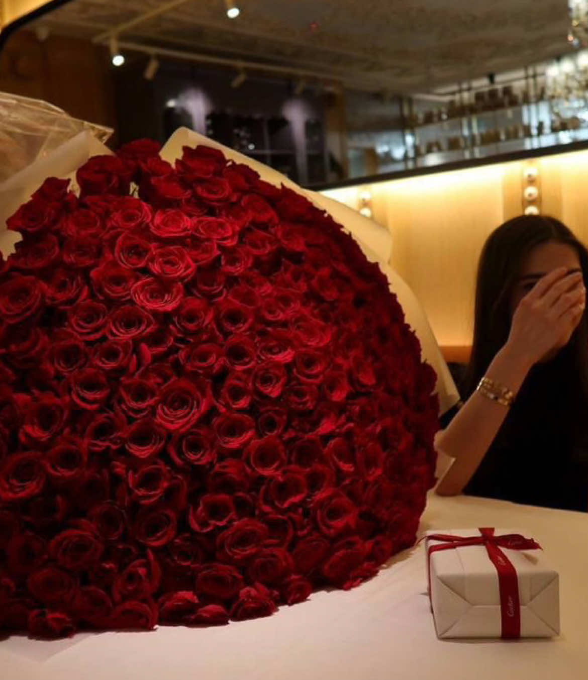 #roses #redroses #rosebouquet #redrosebouquet #flowers #flowerbouquet #luxury #luxurylife #manifesting #velvetatnight 