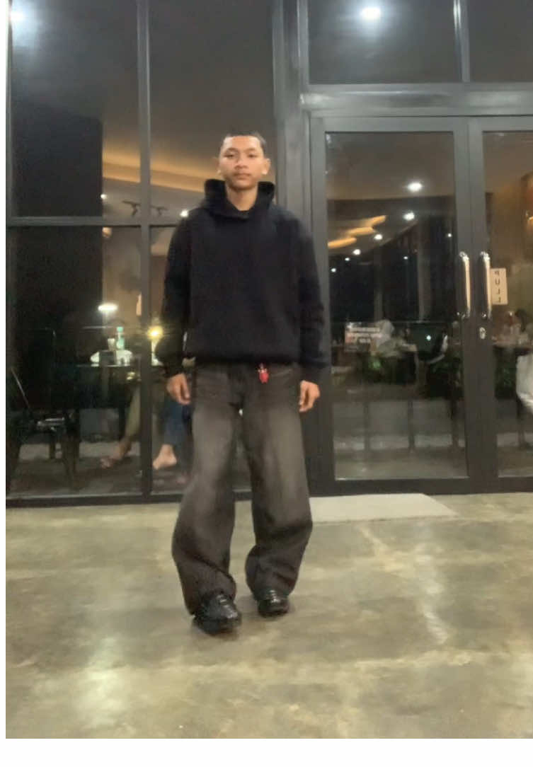botakk  #fitcheck #baggy #baggyjeans #widelegpants #hoodie #nike #tn #streetwear #boxyfit #OOTD #outfitinspo #outfitideas #blackoutfit #fyp 