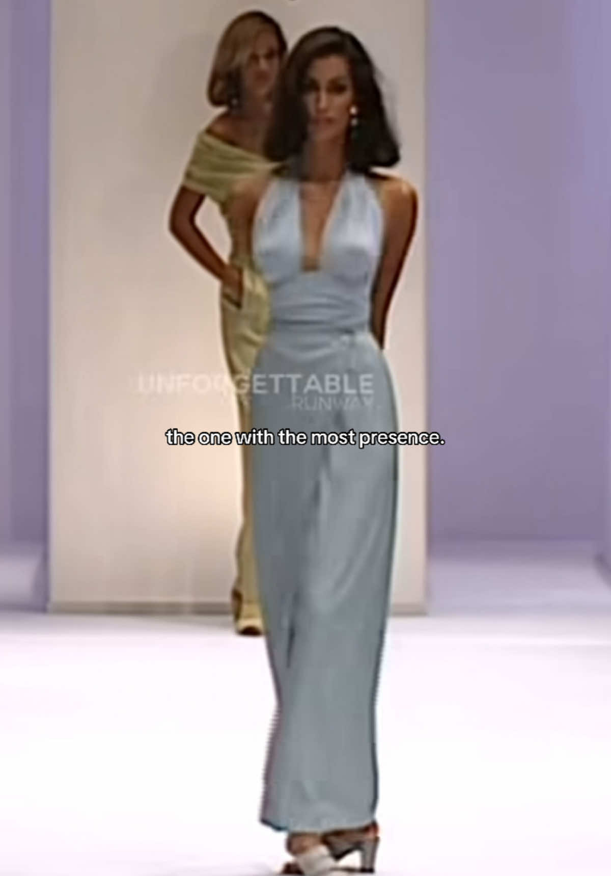 the way she walks and swings her hips its just wow. #yasmeenghauri #presence #90srunway #catwalk #fyp #viral #itgirl 