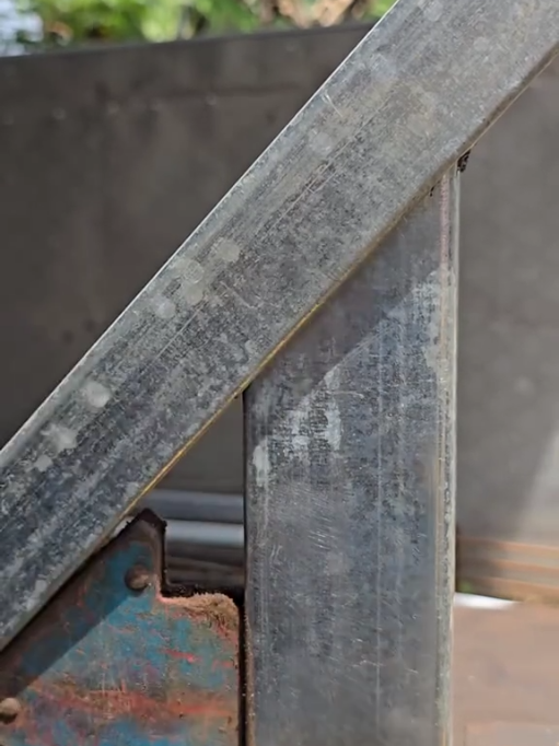 Smart engineering discovery to create strong and efficient stair railings for your home. #welding #welder #fabrication #metalwork #tipsandtricks #cuttingskills #technique 