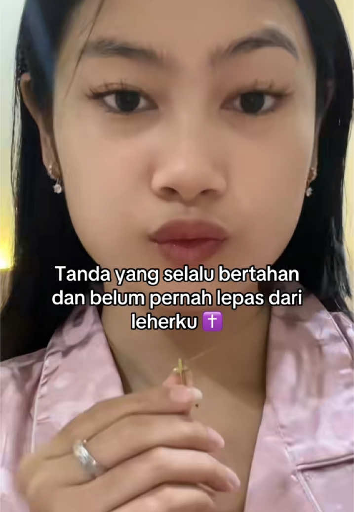 Aku spill kalungnya dinsini ya, jadi aku pakainya udh hampir 2 tahun ga pernah dikepas dan dioake mandi ga pernah karatan 🥰 belinya disini gaisss jangan lupa co nanti keburu viral abis😋
