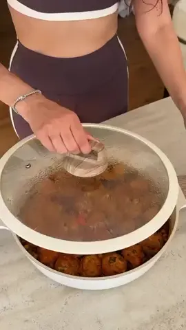 קציצות דגים עם חומוס הקציצות של מלאני, הכי רכות , נימוחות, עסיסיות וטעימות שיש אפשר להכין מסוגים שונים של דגים והפעם הכנתי אותן עם דג סלמן וזה לא סוד שהוא אחד הדגים הבריאים שיש וכשאני מכינה קציצות דגים מסלמון הטעם הוא בלתי נשכח , ניתן להכין את הקציצות עם תוספות שונות ומגוונות, הפעם בחרתי להוסיף לתבשיל חומוס והטעם מטורף😋 המצרכים 700 גר’ פילה סלמון נקי ללא עור וללא עצמות בצל קצוץ חבילת עלי כוסברה קצוצים 1/2 כוס פירורי לחם ביצה כף כמון כף מלח כף פפריקה מתוקה כפית אבקת שום גבישי כפית פלפל שחור רבע כוס שמן זית 1/4 כוס מי סודה ביצה כפית שטוחה אבקת אפיה קישוא גדול מגורד ולטיפים שלמדתי מאמא שלי היקרה לקציצות רכות ונימוחות וזה כולל את כל סוגי הקציצות אפשר לקצוץ הכל בסלייסר אבל את הקישוא צריך לגרד ואז להוסיף לתערובת וכמובן להוסיף אבקת אפיה ומי סודה ומבטיחה לכן שהקציצות שלכן יהיו רכות ומושלמות ❤️ לחתוך את הסלמון לקוביות גדולות ולהניח במעבד מזון ולטחון בפולסים לטחון גם את הבצל והכוסברה להעביר לקערה ולהוסיף את פירורי הלחם ,את הביצה ואת הקישוא המגורד . להוסיף שמן ותבלינים, סודה ואבקת אפיה ולערבב היטב להניח במקרר את התערובת לחצי שעה הרוטב: בסיר סוטאז’ רחב לטגן עם רבע כוס שמן : 2 פלפלים חריפים פרוסים 10 שיני שום פרוסות לחצי גמבה חתוכה לרצועות חופן פלפלים יבשים לאחר שמעט מתרכך להוסיף לסיר 2 כפות פפריקה אדומה, כפית שום גבישי כפית וכמון כפית פלפל שחור ונערבב היטב שכל בתבלינים יפתחו להוסיף 2 כוסות מים רותחים אם יש ממרח לימון כבוש רצוי להוסיף כף לרוטב להוסיף את החומוס ( השתמשתי עם חומוס מוכן קפוא) ולהביא לרתיחה. מנמיכים את גובה הלהבה ללהבה נמוכה ומתחילים במלאכת הגלגול ישירות לתוך הסיר. מבשלים כ-45 דקות ולבסוף מםזרים עוד חצי צרור כוסברה קצוצה והסיר הזה פשוט חלומיייי מבטיחה לכן שהקציצות האלה יתחסלו בשניות שיהיה בתיאבון 😋