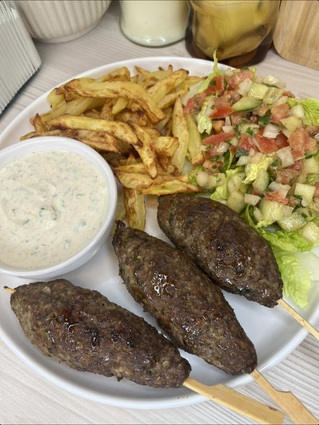 Brochettes Kefta 😍 Ingrédients Pour les Kefta 	•	500 g de viande hachée 	•	1 oignon finement émincé 	•	½ botte de persil finement ciselé 	•	1 cuillère à soupe de chapelure 	•	Épices : poivre, paprika, sel, ail en poudre, épices Kefta, epices méchoui, bouillon Pour la Sauce Blanche 	•	Crème fraîche 	•	Persil  	•	Jus de citron 	•	Poivre 	•	Bouillon Pour la Sauce Moyo 	•	Oignon 	•	Concombre 	•	Tomate fraîche 	•	Persil 	•	Jus de citron 	•	Moutarde 	•	Sel #SweetCook #pourtoii #kefta #cuisinesenegalaise🇸🇳🇸🇳 #tiktoksenegal #senegalaise_tik_tok #tiktokfrance #food 
