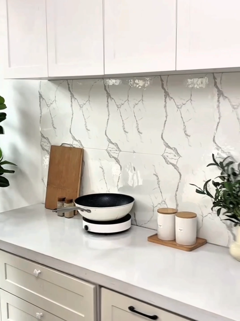Achadinhos da Ro Transforme seu ambiente sem obras! Quer dar um up na decoração gastando pouco? O KIT20 de Placas Adesivas 3D Mármore é a escolha perfeita: lavável, com relevo, fácil de aplicar e com acabamento de luxo! Ideal para quartos, salas e até banheiros! De R$127,99 a R$149,59 Corre na Shopee e garanta o seu: https://s.shopee.com.br/1qOefiRUmg #DecoraçãoFácil #Placa3D #ReformaSemObra #ShopeeBrasil #CasaEstilosa