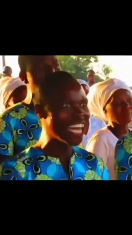 I wonder 😂😂😂 He is singing in CAPITAL LETTER #fyp #foryoupage #amosvlogs #africa #tik_tok #fypシ゚ #funny #humor #explore #trendingvideo #viral_video #memestiktok #africatiktok #tiktokviral #memecut #foryoupage❤️❤️ #singing #singer 
