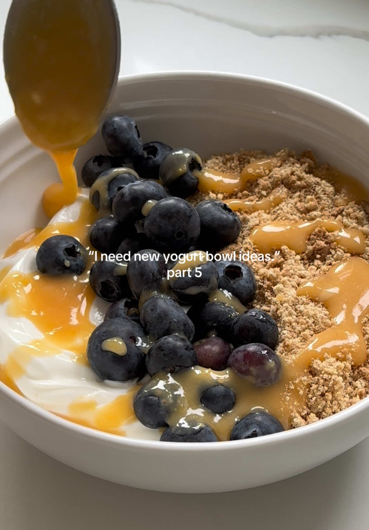 lemon & blueberry cheesecake for breakfast?! yes pls!🍋🫐 (ps i’ll be sharing the lemon curd recipe next!) you’ll need: - 2 crushed digestice biscuits - any yogurt you fancy - a handful of blueberries - a couple tbsp of lemon curd (recipe coming) enjoy!  #yogurtbowl #cheesecake  #lemoncurd #yogurt #breakfast