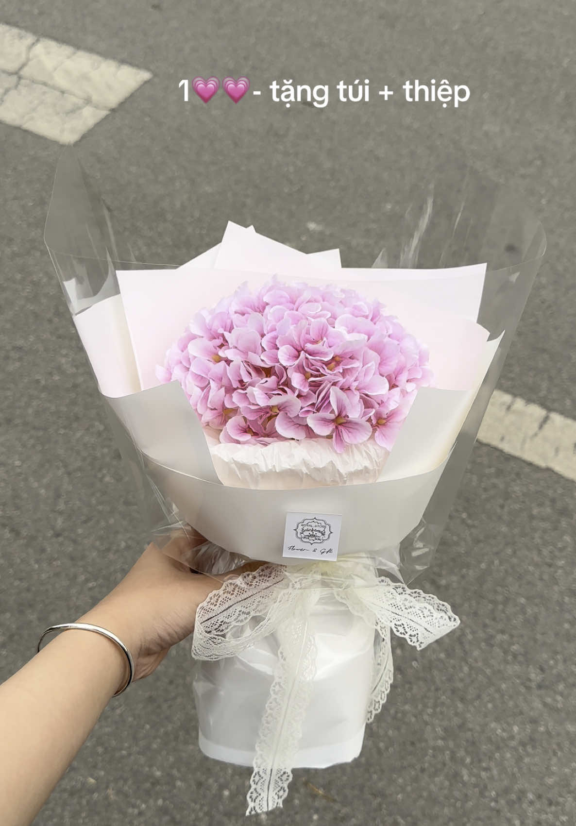 Mẫu hoa đang hot của sốp tuiiiii- link đặt hàng ở bío nhaaa💗💗  Bó cẩm tú cầu lụa xưn xưn iu iuuu  #hoaxinh #hoadep #totnghiep #hoatotnghiep #fyp #quatang #royalstoreeee #Love #hoalua #camtucau 