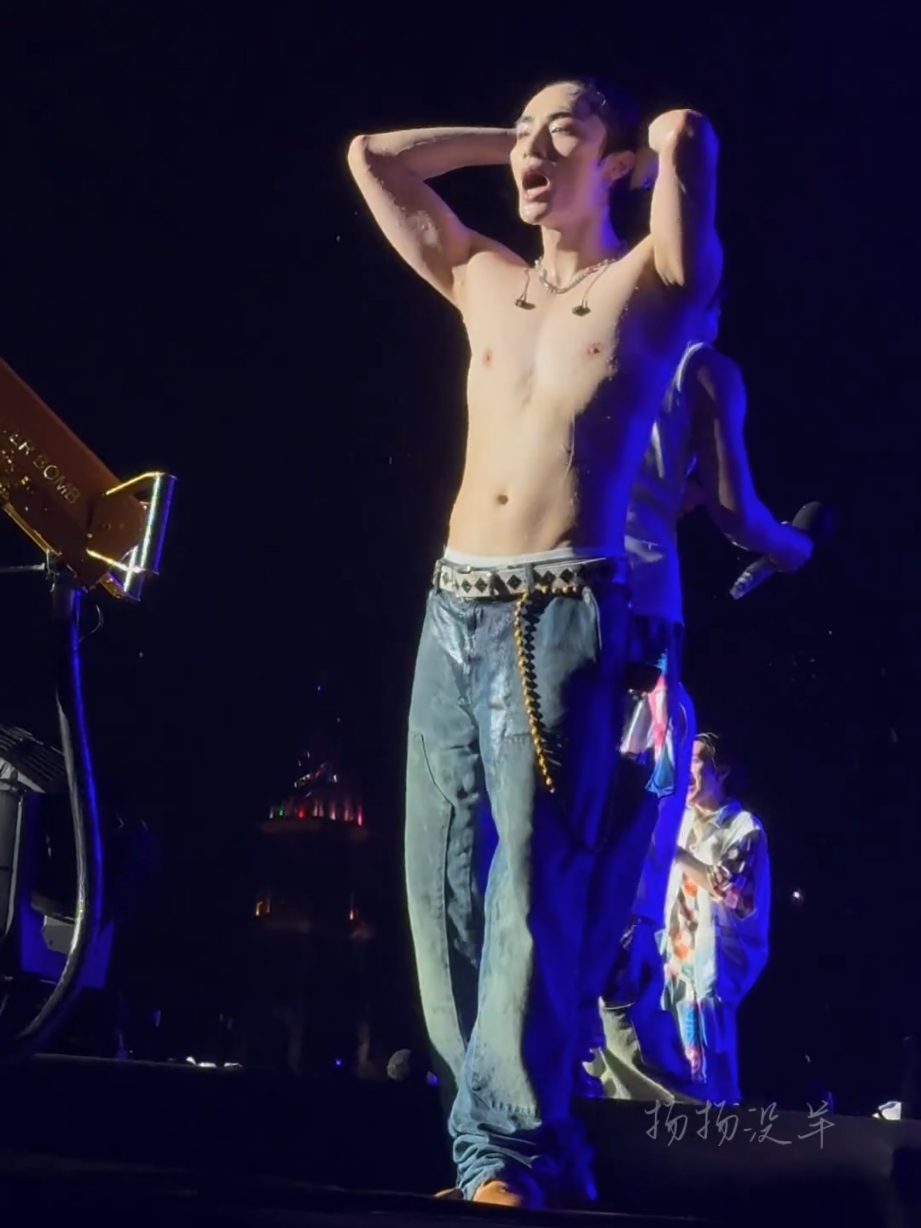 I love how this man always surprises and excites us 🔥🥵 @XIAOJUN  #wayvxiaojun #xiaojunnct #xiaodejun #xiaojun #xiaojunwayv #wayv #nct #dejun #肖俊 #샤오쥔 #シャオジュン #kpop #kpopers #cpop #waterbomb 