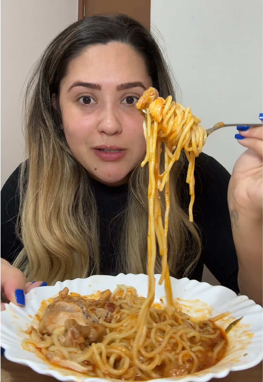 Comendo macarrão com sobrecoxa desmanchando #fypdonggggggg #comendo #comendomuito 