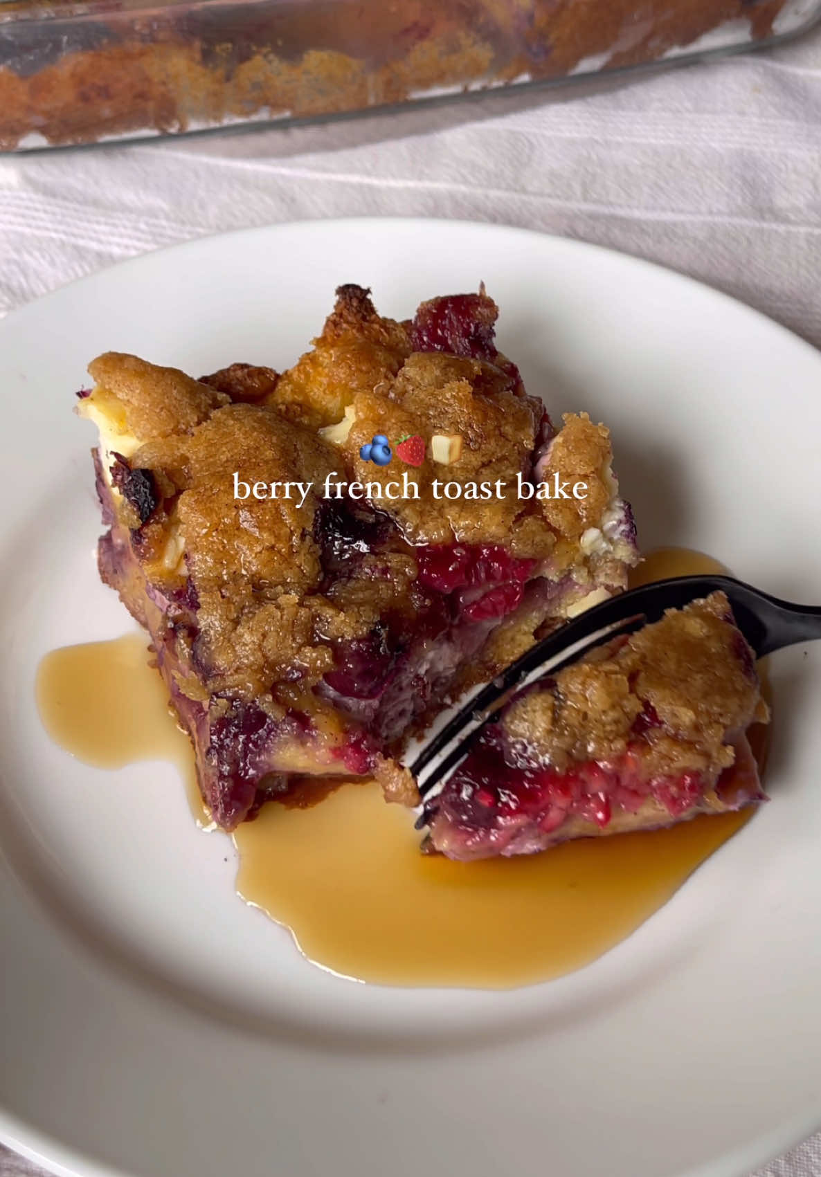 Berry french toast bake with a cream cheese filling❤️ perfect for Easter brunch!! I’m sharing the full recipe on Substack later - subscribe in my bio to get it sent straight to your inbox!🫶🏼✨ I will also be posting the full recipe video tomorrow! #bakingrecipe #bakingszn #easterbrunch #frenchtoast 