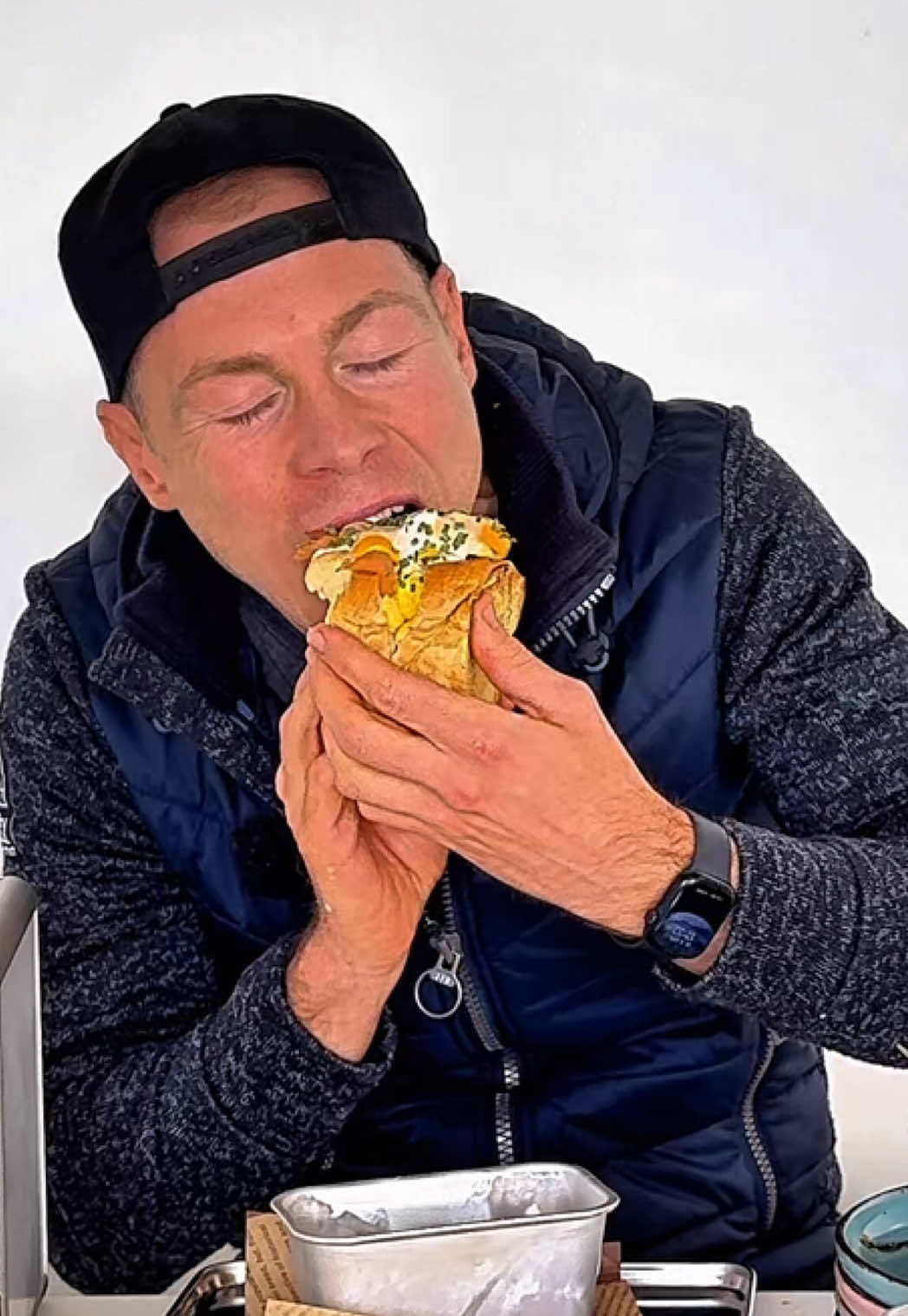 Zufall entscheidet über mein 10-Gänge-Menü – ich habe keine Wahl! 🍽️ Menü Lotto – Folge 1: Das wohl verrückteste Cheatday-Format startet genau hier. Dies ist die kürzeste Version der Challenge – die komplette Eskalation findest du in meiner Bio oder auf YouTube @BigMeatsFood 🔥 Und beim nächsten Mal wird’s noch härter: 11 Gänge warten… 😳👇 #matcha #matchalover #cheatday #menü #sandwich #foodchallenge #pancakes #brunch #breakfast #snack #foodinspo #bowl #egg #eggdrop #foodtrend 