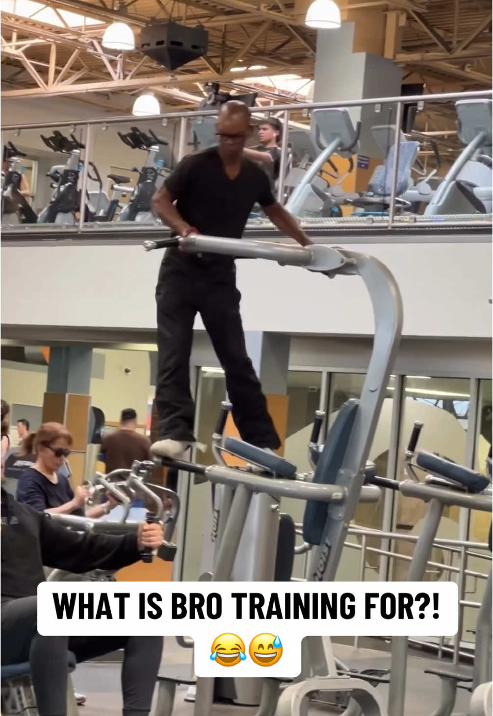 What is going on 😭😂(@Thirtyfivehundred) #workout #gym #funny 
