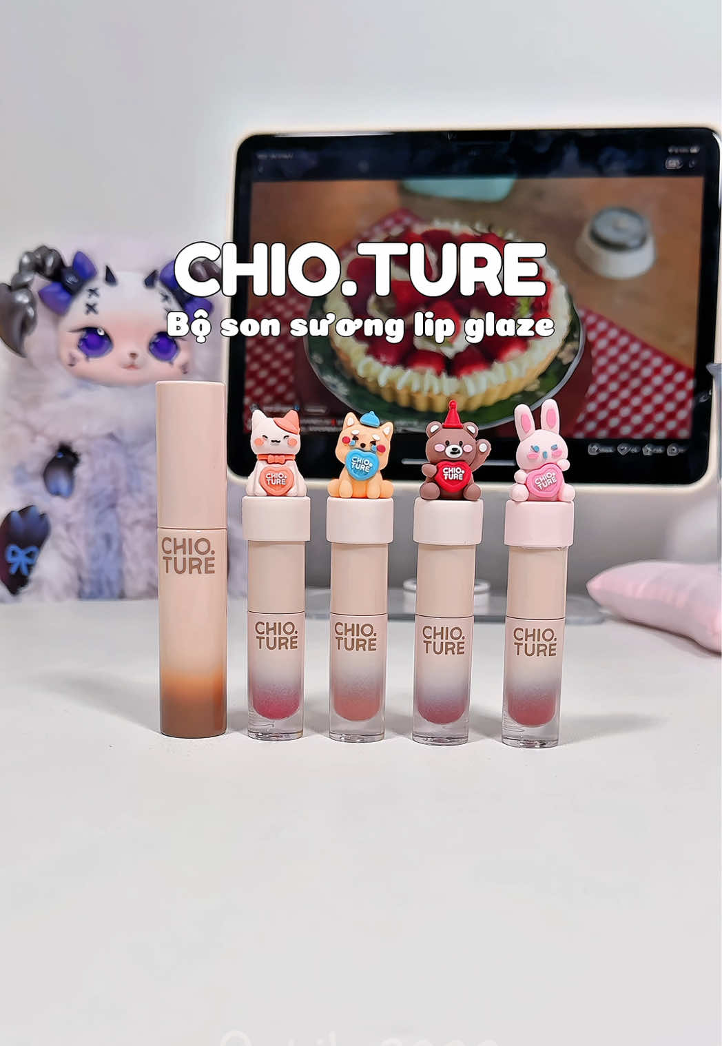 Unbox Fullset son CHIO.TURE bản giới hạn. Mấy bé charm xinh xỉu, son lì, mướt mềm không khô môi. Mua làm quà siu tinh tế nha, mua xài cũng được. Clip này nên viral👍🏻🫶🏻 #chioture #chioturelipstick #sonbong #sonkemli #sonkem #sonkembong #review #reviewlamdep #goclamdep #makeup #unboxing #xuhuong #fyp #chichi2k 