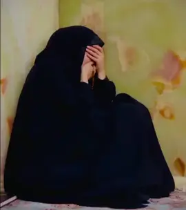 ذهبت ذات الضحكه الجميله والكلام الدافي عافيتي هيه وراحت يمه اريد اشمج يمه والله بنيتج ضلت بهالدنيا وحيده يالصديقه يالاخت فقدتج يمه كاعده بس اني ودموعي يمه حتى ما زايرتج يمه ليش يمه ما مستوعبه عفتيني يمه الله يرحمج يمه كمت اتمنى اموت حتى اللتقي بيج الله يرحمج يا حنينه🤲😔🥺