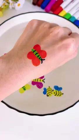 These specially made colorful markers come with a ceramic spoon. Simply draw your designs or figures on the spoon, then dip it into water filled from the tap. Your drawings will float on the water—like magic! A fun and creative experience for both you and your children! LINK IN BIO  #DIY #momlife #fypシ