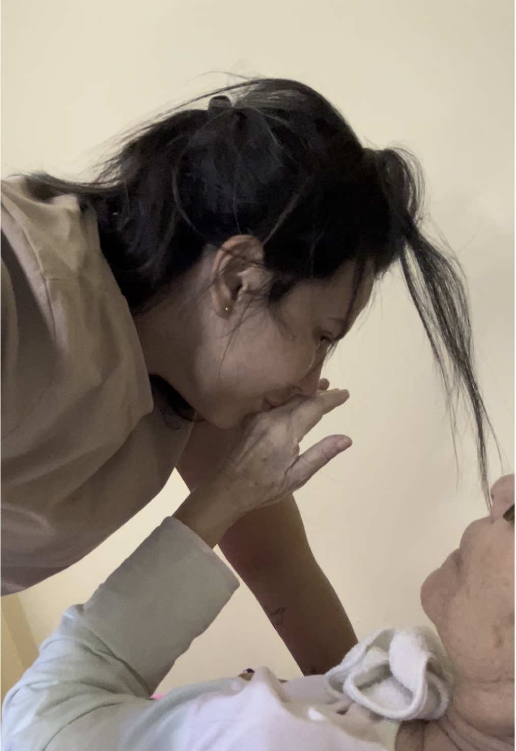 Todas as vezes que ela me esquece, tenho a sensação que fico sem chão, parece que simplesmente eu me torno uma estranha. Mesmo sabendo que ela me chama quando se sente sozinha ( Meu tio e sua nora cuida dela com todo amor ) Aos poucos sua memória vai se esvaindo pela nossas mãos, e ela já não é mais a Dona Silvia.  Eu te amo ♥️✨.                              .  #idosos #esquecimento #cuidados #alzheimers #emocionante #amor #uniao #familia #vozinha #alzheimer #video #views #vovó 