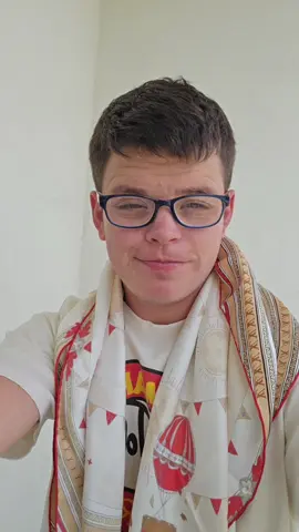 do i add the scarf yes or jo? #coachella #grwm 