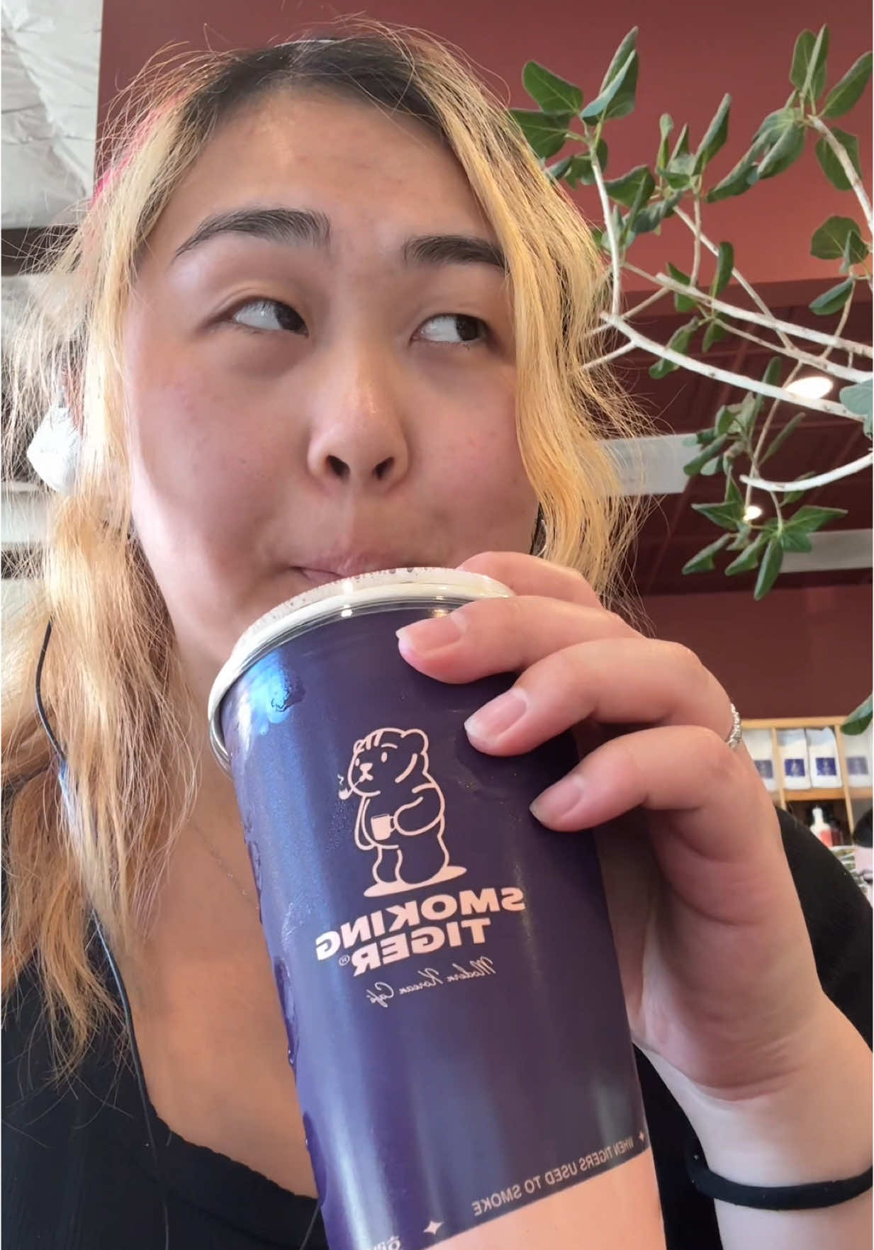 smoking tiger bread factory in cerritos // their iconic cream cheese garlic bread is sooo good😩 if you don't mind it being loud, this korean cafe is a decent place to study and get work done! @smokingtigercafe #studycafe #studyvibes #coffeeshop #coffeetime #coffeelover 