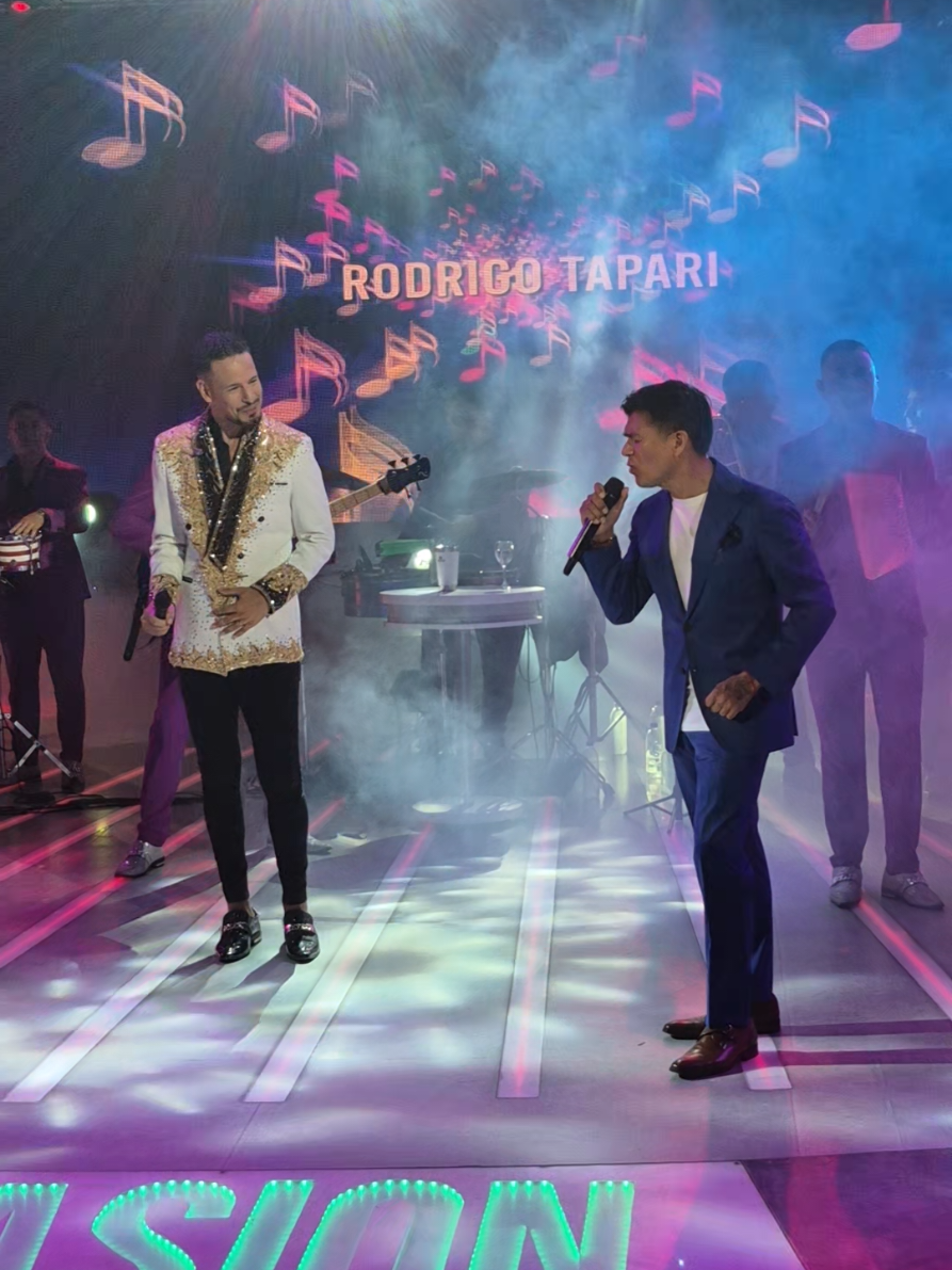 ¡Calidad máxima! 🤯🎤🔝¡@Rodrigo Tapari  invitó al escenario de #PasionDeSabado a @Americo en un momento inolvidable! 🤩🥰 #rodrigotapari #americo 
