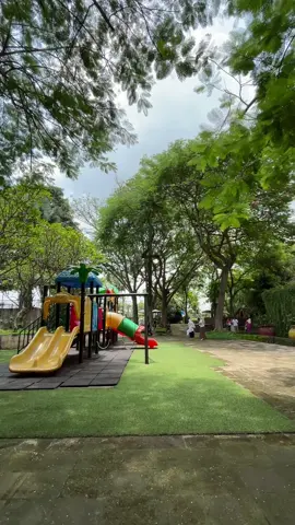 Selain Makanannya enak, disini tuh kids friendly banget. Ada playground, Kolam renang dan juga mini zoo nya. Anak2 jadi betah dan seneng disini #lakersbsbsemarang #lakerssemarang #videomentahan #mentahan #semarang #bsb #bsbcity 
