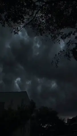 Di balik awan malam yang muram, petir menari membawa luka langit ke bumi, lalu hujan jatuh perlahan, seperti air mata langit yang tak sanggup lagi menyimpan rindu dan penyesalan. Setiap tetesnya adalah bisikan rahasia yang tak sempat terucap, jatuh ke bumi dengan gemetar. Dan di antara gemuruh itu, ada jiwa yang diam-diam turut menangis, merasa seolah langit sedang merasakan luka yang sama.