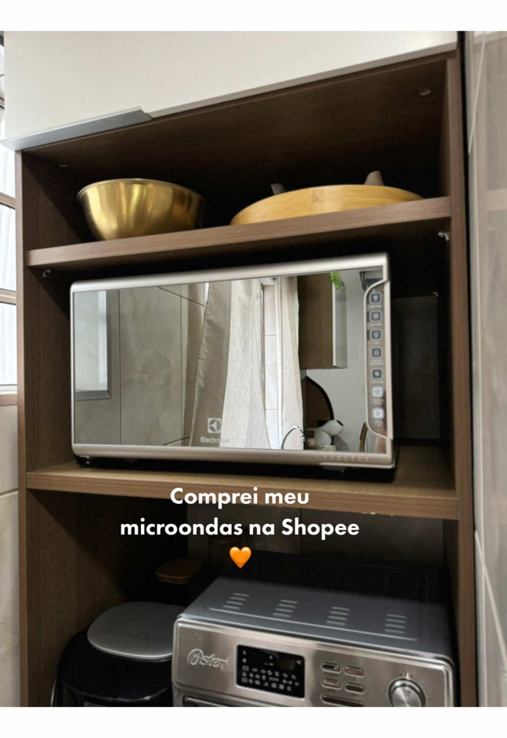 Mais um check✅ na lista🏠, meu microondas que é tão bonito que a gente até esquece que é um eletro haha🤌🏼✨ Já tinham visto esse modelo? Está na sua listinha📋 de desejos também? Comente “Eletro” que envio o l!nk🔗 dele para você!  #enxovaldecozinha #acheinashopee #casa #enxovaldecasanova #casanova #cozinha #itensdecozinha #itensdecasa #listadeenxoval #comprasparacasa #eletro #eletrodomesticos 