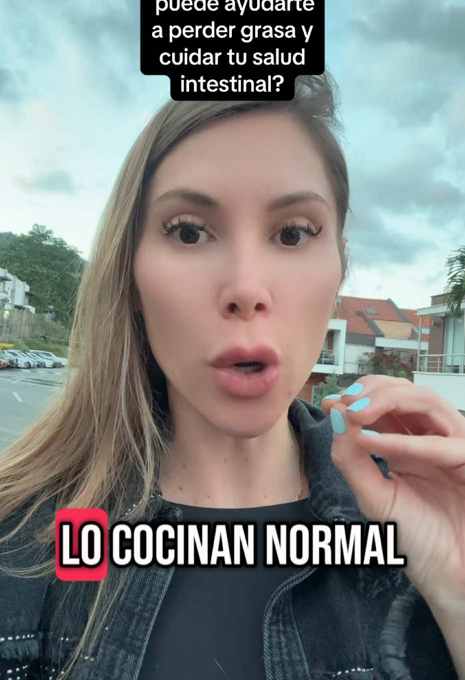 ¿Sabías que congelar el pan, el arroz o la papa puede ayudarte a perder grasa y cuidar tu salud intestinal? Así como lo lees… Cuando cocinas y luego congelas alimentos con almidón (como arroz, papas, pan o pasta) su estructura cambia y se convierte en algo llamado “almidón resistente”. ¿Y qué hace eso? 	•	Ralentiza la absorción de glucosa 	•	Evita picos de azúcar en sangre 	•	Alimenta tu microbiota buena 	•	Te ayuda a sentirte más lleno por más tiempo Congélalos al menos 12 horas y ¡voilà! puedes recalentarlos o comerlos fríos, y ya tienes un alimento más saludable sin dejar de comer lo que te gusta. Esto no es moda… ¡es ciencia que transforma tu salud desde adentro! #MicrobiotaSaludable #TipsMetabólicos #AlmidónResistente #ParaQuiénEsElVideo #DeQuéSeTrataElVideo #QuéResuelveElVideo