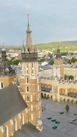 🇵🇱✨ Cracóvia vai te surpreender! Uma das cidades mais antigas e encantadoras da Polônia, Cracóvia é um verdadeiro mergulho na história! Com castelos medievais, praças vibrantes e ruas de paralelepípedo, é impossível não se apaixonar por esse lugar mágico. 🏰⛪ 📍 Cracóvia – Polônia #krakow #drone #cityscape #sky #cracow #city #sightseeing #cracovia #polonia #poland🇵🇱 #traveltiktok #TravelMemories #fyp #europa #DestinosIncríveis #saltopelomundo