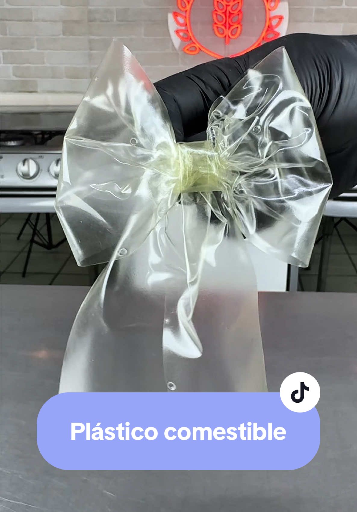 ✨✨Plástico comestible✨✨ Una gran idea para decorar tus pasteles⚡️ Ingredientes: 💫10 gr de grenetina 💫200 ml de agua  💫1 c de glicerina 💫 3 gotas de escencia #pasteleria #reposteria #cakes #creative #tendencia #plastico #celofan #plasticocomestible #decoraciondepasteles #grenetina 