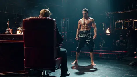 Kickboxer 3 premiers images 🎥 Deux mondes qui s’opposent... 👊 Le combattant est prêt. 🧠 L’homme en costume ne bronche pas. 🔥 Le silence avant la tempête. #cinematic #faceoff #tension #kickboxer #epicscene #aivideo