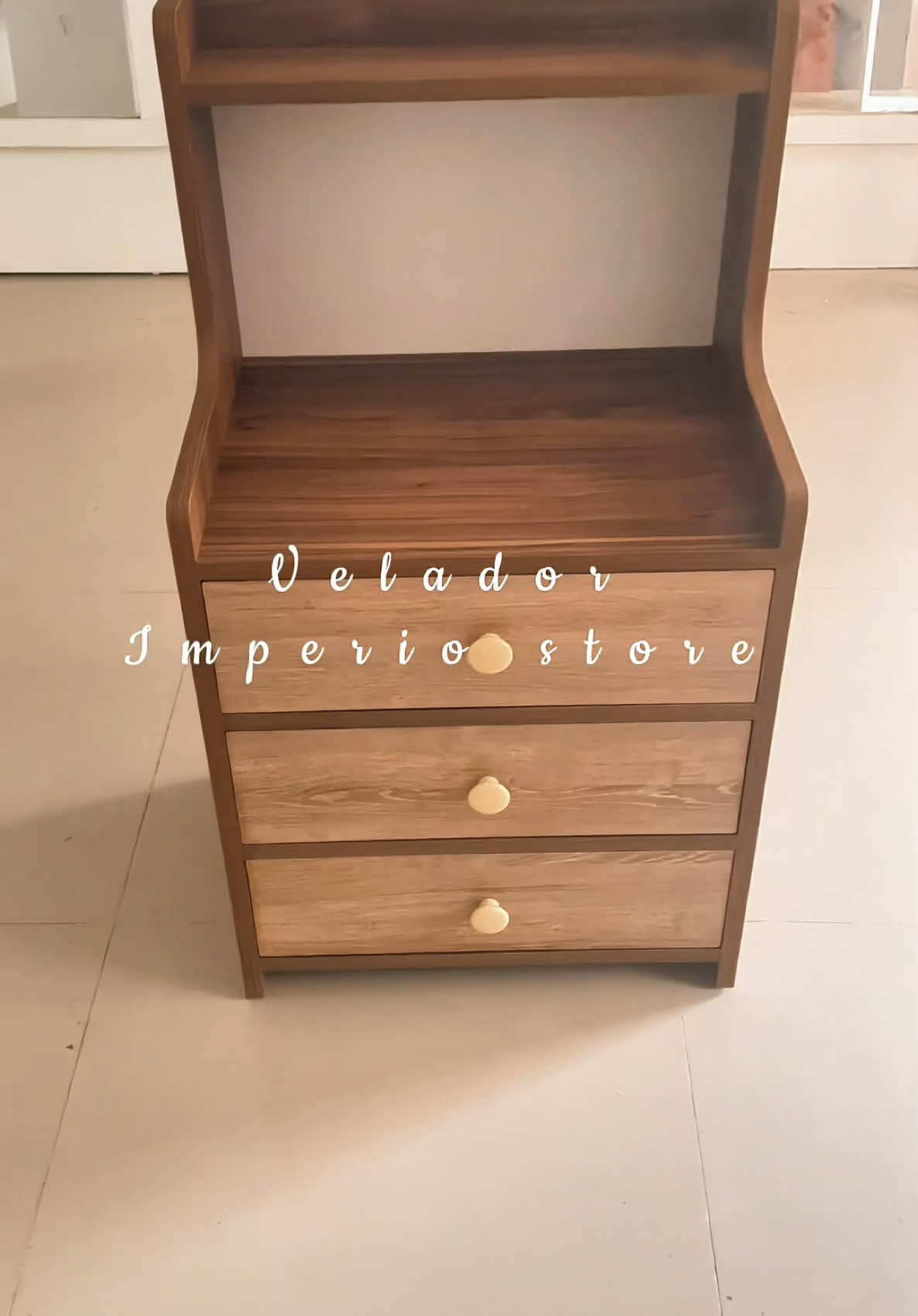 Velador con 3 cajones amplios ✨, excelentes acabados en tus mesas de noche. Veladores y mesas de noche en melamina . Envíos a todo el perú 🇵🇪 #Melamina #muebles #Perú🇵🇪 #velador #mesadenoche #hogar #lima 