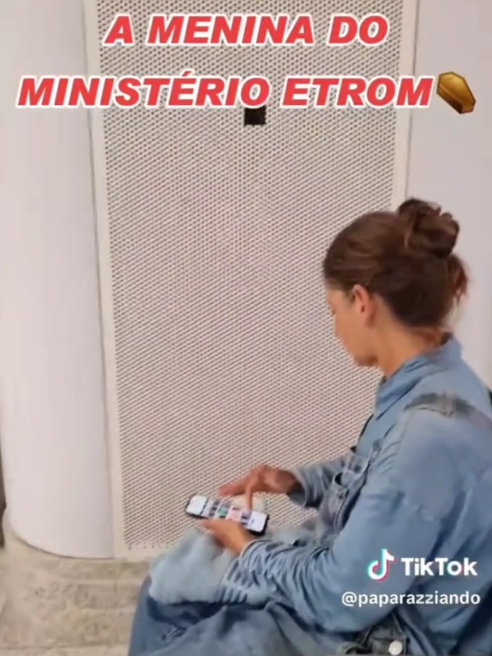 @PAPARAZZIANDO Um Rapaz de uns 30 Anos de Idade veio aqui e de Pele Branca e Cabelo Preto e Liso veio até mim aqui no Aeroporto Santos Dumont e Me Fez um Ataque Grave e Longo! Ele já Chegou pelas Minhas Costas Gritando Alto e disse e o Canal Parasiano, ou algo assim. E ele Não Queria Parar de Me Agredir de Jeito nenhum! Então o Prego que é a Pessoa que Fica em Meu Corpo me fez Jogar uma Cadeira no Chão! E ele com o Celular nas Mãos me Gravando e Gritando o Tempo Todo! E o Prego que é a Pessoa que está em Meu Corpo ajudou ele a Obter o Resultado que ele queria! Ele falava a Frase Ministério Etrom é o Prego falava em Minha Boca: Eu Vou Chamar a Polícia! E ele insistentemente falava a Frase Ministério Etrom o Tempo Todo! Ele só Saiu depois de Me Agredir durante um Longo Tempo! É Óbvio que Eu Vou Fazer o Post na Internete Contra este Rapaz do Ataque e também Contra o Prego que é a Pessoa em Meu Corpo Hoje Dia 12/04/2025 as 19: 40 no Aeroporto Santos Dumont no Rio de Janeiro! #fyp #ministerioetrom #saymon #lexa #CapCut 