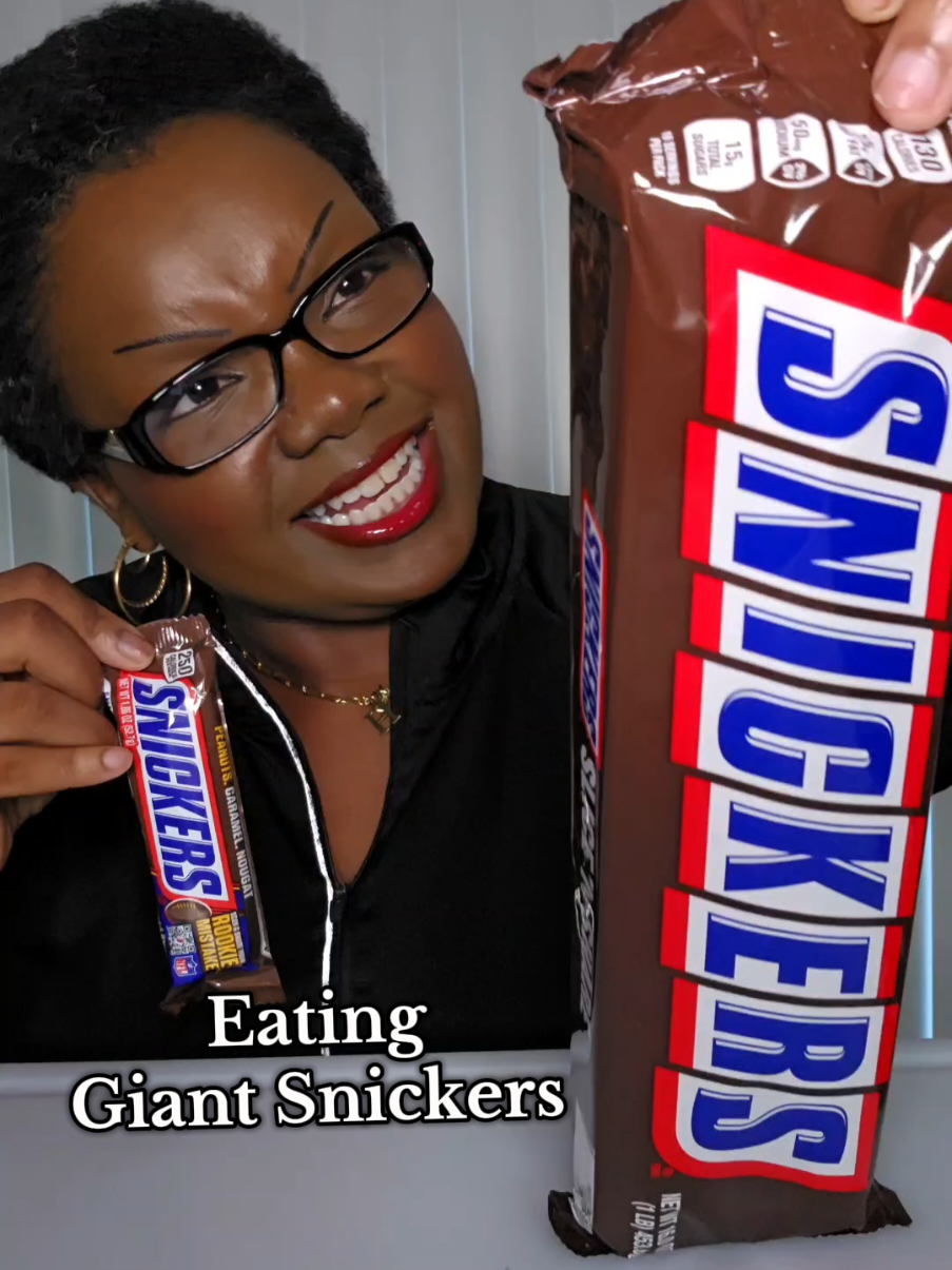 Eating a GIANT Snickers chocolate candy bar! #snickers #giantcandy #chocolate #mukbang #giantchocolate @snickers 