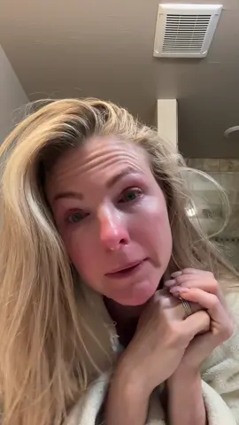 I thought clear care said at least 4-6 hrs soaking contacts!!! Oouucchhhh #contactsolution #clearcaresolution #rulefollower #painfuleyes #theburn 