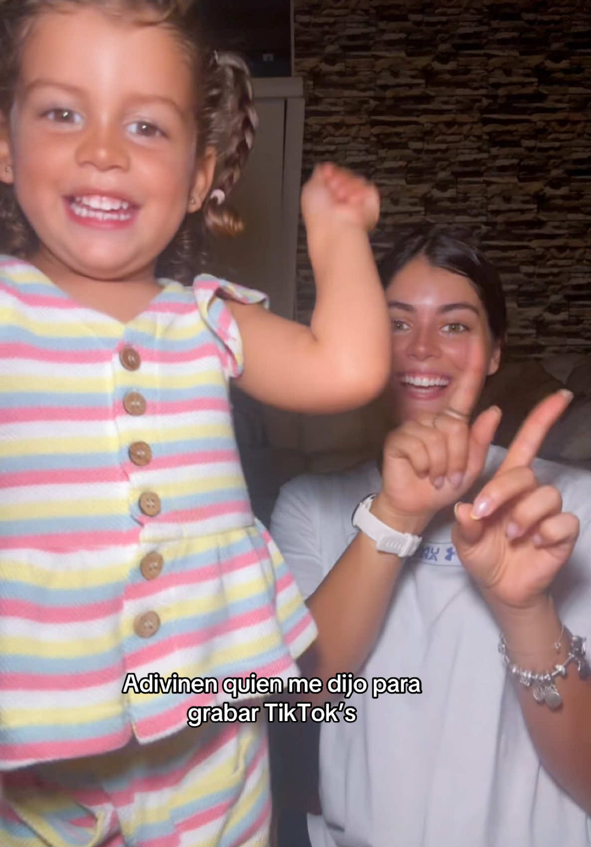 Les dejo dos joyas de vídeo para que sueñen con los angelitos jajajaa porque son los mejores vídeos que verán hoy 😂😂 Aitana dándolo todo 