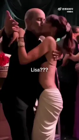 Lisa(Blackpink) đã hôn một người đàn ông khác ngay trên sàn diễn trước mặt bạn trai mình 🙀Đây là chương trình của LV! Tam thiếu gia thật sự không ghen sao?#lisa #lisablackpink #kpop #trending #xh 