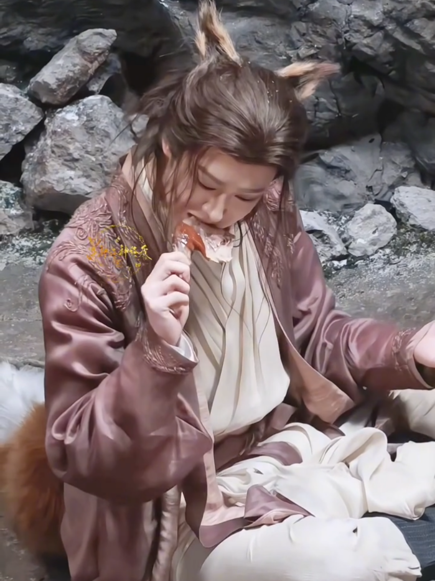 250403 Beautiful little fox Ji Ling is looks so happy and enjoying eat chicken legs when filming scene. cr : 没神经神经质 #Tianjiarui #田嘉瑞 #tianjiarui田嘉瑞 #田嘉瑞未来可期 #田嘉瑞寄灵 #寄灵 #JiLing #蛮满 #Manman #龙神 #田嘉瑞月鳞绮纪 #月鳞绮纪 #PaintedSkinVeilofShadows #VeilofShadows 