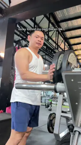 Di kayang buhatin ang 25kg pero kayang ileg press ang 100kg😌  #GymTok #legpress #gwansik 